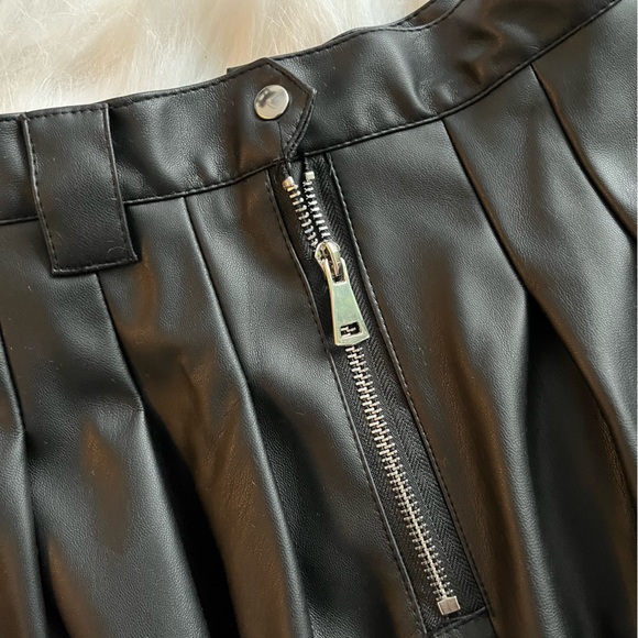 Pleaded FAUX Leather Black skirt - Picture 5 of 7